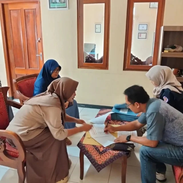 Sebanyak 65 pelaku usaha makanan olahan di Kalikajar hari ini terima Sertikat Halal. Sertifikat ini diterima secara gratis yang pengurusannya dibantu oleh Pendamping Sertifikat Halal dari BPJPH. Semoga sertifikat ini bisa menambah kepercayaan konsumen dan memperluas pasar.