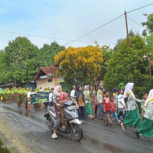 Kegiatan rutin tahunan dalam rangka menyambut bulan suci Ramadhan. Pawai Ta'aruf dan kerja bakti bersih kubur alkhamdulillah terselenggara dengan dengan baik, tertib dan lancar. Terima kasih untuk seluruh masyarakat yang telah berperan, semoga ramdhan tahun ini ebih barokah. Aamiin