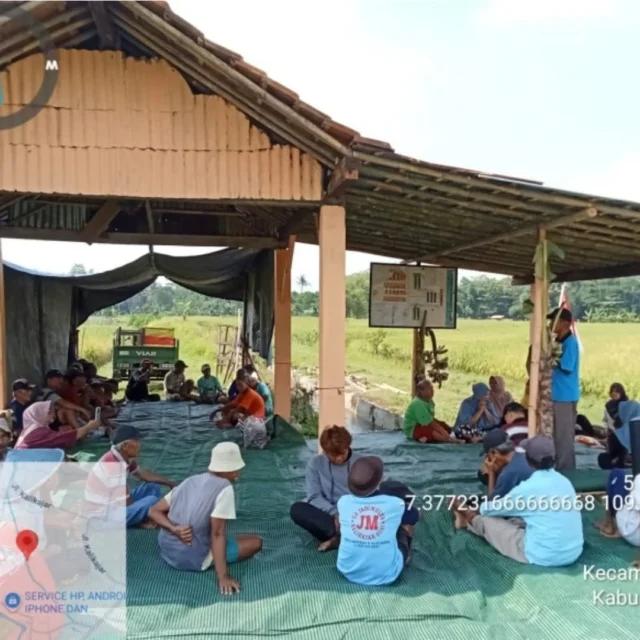 Gubug Tani Poktan Kubang Manis yang baru telah selesai dibangun dan diresmikan. Kini lebih luas dan nyaman untuk istirahat maupun untuk rembug tani. Terima kasih untuk para donatur dan relawan pekerja yang telah sengkuyung membangun. Selanjutnya, doa terbaik untuk petani kita, mudah-mudahan hasil panen ini dan seterusnya melimpah. Aamiin